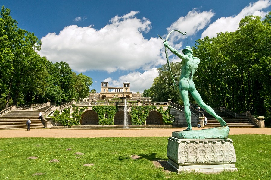 20090523_113015__DSC0069_m_a.jpg - Der Bogenschütze. Im Hintergrund die Orangerie