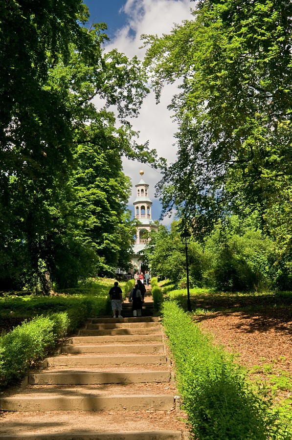 20090523_133928__DSC0201_m_a.jpg - Das Drachenhaus mit Gastronomiebereich.